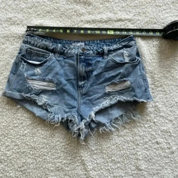 Size Large Cello Distressed Shorts - Picture 2 of 3